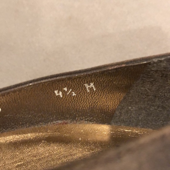 Adorable brown satin Stuart Weitzman heels - Picture 4 of 4